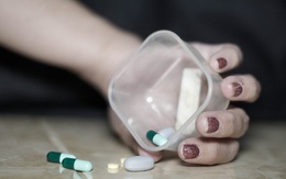 Trong cơn quẫn trí, người phụ nữ ép con ruột uống 120 viên thuốc ngủ sau đó tự sát vì lo lắng cho những người xung quanh gặp nạn