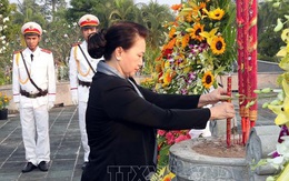Chủ tịch Quốc hội Nguyễn Thị Kim Ngân dâng hương viếng Nghĩa trang Liệt sĩ tỉnh Bến Tre