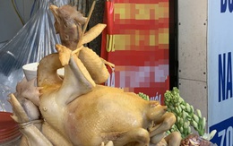 Dạo một vòng chợ Hà Nội: Giá gà cúng đa dạng, loại đắt và đẹp nhất rơi vào khoảng 300 nghìn đồng/kg