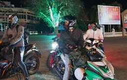 Hàng nghìn người đi xe máy xuyên đêm vượt 500-800km về quê đón Tết