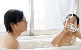 Con gái tắm chung với bố: Chuyện lạ của người Nhật