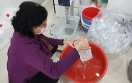Đủ chiêu trò mùa dịch: "Hô biến" cồn với nước lã thành nước rửa tay khô