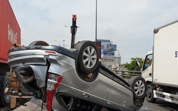 Xe container tông ô tô lật ngửa trên cầu vượt ở Sài Gòn