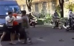 Va chạm giao thông, tài xế ô tô và 2 thanh niên đi xe máy lao xuống đường đánh nhau