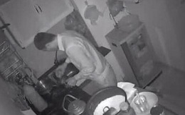 Xem camera an ninh thấy chồng mò mẫm một mình dưới bếp, biết lý do vợ không khỏi "cay mắt"