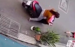 Người phụ nữ đi xe máy thản nhiên bứng trộm cây cảnh trước nhà dân