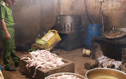 Bắt quả tang cơ sở đun nóng nhựa đường để "nhúng" vịt