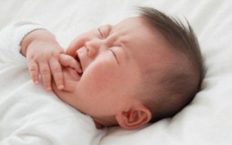 Trẻ hay giật mình khi ngủ có phải là bệnh?