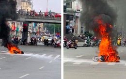 Chiếc xe máy bất ngờ cháy thành than giữa phố Hà Nội, hiện trường vụ việc khiến người xem đầy ám ảnh