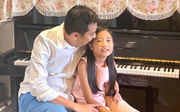 Nhà văn Hoàng Anh Tú: "Cha mẹ hãy cùng con đi qua mùa COVID-19 này thay vì kéo lê con đi theo"