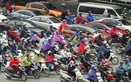 Sáng đầu tuần, người Hà Nội túa ra đường đông bất chấp mưa, rét và lệnh cách ly xã hội