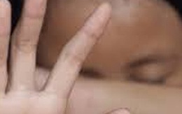 2 cô gái ngủ say trong phòng trọ bị người đàn ông lột quần áo dâm ô