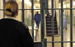 Nữ quản tù bị bắt vì cho phạm nhân xem ảnh khỏa thân