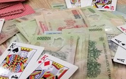 Chủ tịch xã ở Hà Nội đánh bạc, bị người dân chụp ảnh, tố cáo