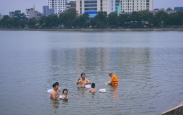 Hà Nội: Bất chấp nguy hiểm, người dân đổ ra hồ Tây, sông Hồng "giải nhiệt”