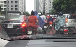 Tắc đường kinh hoàng ở Hà Nội nhìn từ trên cao, người dân vật vã đội mưa đi học, đi làm