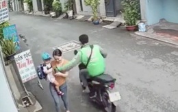 Tài xế GrabBike giật điện thoại của người phụ nữ đang ẵm con nhỏ ở TP.HCM gây phẫn nộ đã bị bắt
