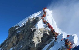 Câu chuyện rùng mình trên đỉnh núi vạn người ước ao chinh phục: Bước qua thi thể và xếp hàng lên đỉnh Everest khiến 11 người tử nạn