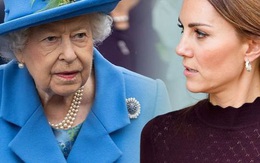 Công nương Kate đang chịu sự theo dõi chặt chẽ của gia đình nhà chồng, nhất là Nữ hoàng Anh, chỉ vì việc làm của Meghan Markle