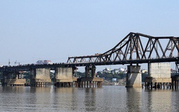 Phát hiện vật thể nghi là bom gần cầu Long Biên