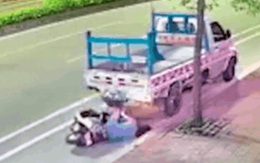 Cô gái trẻ đi xe máy tông cực mạnh vào đuôi xe tải đỗ bên đường, phản ứng sau đó khiến ai nấy hãi hùng