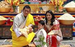 Vợ chồng Hoàng hậu "vạn người mê" Bhutan chính thức công bố tên con trai thứ 2 và loạt ảnh hiện tại của đứa trẻ khiến dân mạng xuýt xoa