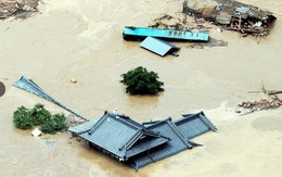 Nước lũ ngập sâu, người dân Nhật Bản ngồi trên mái nhà chờ giải cứu