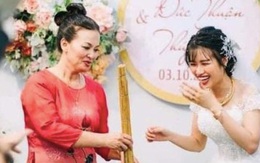 Mẹ chồng trao cho con gái cây chổi ngay trên sân khấu hôn lễ, tiết lộ của chú rể khiến ai cũng bật cười