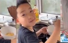 Mẹ hứa đưa đi chơi nhưng 'bùng kèo', cậu bé nói một câu, sếp của mẹ rơi nước mắt liền cho nghỉ phép ngay lập tức