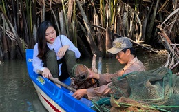 Vân Trang nuốt nước mắt khi chứng kiến cảnh gia đình nghèo phải sống tạm bợ dưới gầm cầu