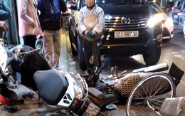 Hà Nội: Ô tô "điên" tông hàng loạt xe máy trên phố Thái Thịnh