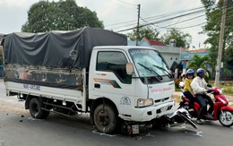 Xe tải lao vào nhóm học sinh đứng mua bánh mì