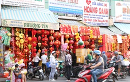 Thị trường đồ trang trí Tết Nguyên đán ở Sài Gòn bắt đầu nhộn nhịp