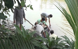 Thi thể người bán vé số nổi trên kênh