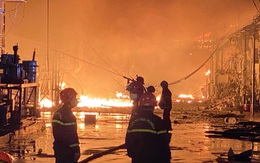 TP.HCM: Cháy kho vải trong đêm, gần trăm chiến sĩ cảnh sát khống chế ngọn lửa