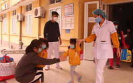 Xúc động hình ảnh bên trong "tâm dịch" tại bệnh viện dã chiến Trung tâm Y tế TP Chí Linh, Hải Dương