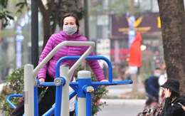 Người dân Hà Nội đeo khẩu trang khi rèn luyện sức khỏe ngoài trời