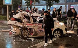 Nghệ An: Kinh hoàng xe bán tải đâm nát đuôi xe taxi dừng đèn đỏ, nữ hành khách nguy kịch