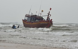 Quảng Bình: Cứu hộ tàu cá mắc cạn khi đang trên đường vào bờ