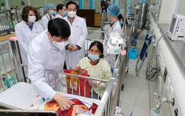 Bộ trưởng Bộ Y tế kiểm tra công tác trực cấp cứu, chúc Tết ở BV Việt Đức và BV Nhi Trung ương