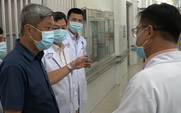 Thứ trưởng Nguyễn Trường Sơn thăm và kiểm tra công tác phòng chống dịch COVID-19 tại Bệnh viện Chợ Rẫy