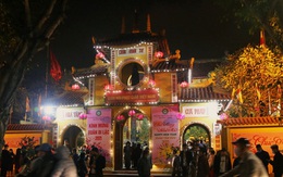Người Hà Nội đổ về chùa Quán Sứ "xin lộc" sau giao thừa, cầu mong một năm mới bình an, khỏe mạnh