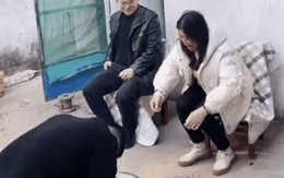 Phong tục năm mới gây tranh cãi trên MXH Trung Quốc hiện tại: Đập đầu vào thau nhôm để chúc Tết, tiếng kêu càng to càng có nhiều may mắn