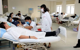 Nguồn máu thiếu hụt sau Tết, hàng trăm y, bác sĩ tham gia hiến máu tình nguyện