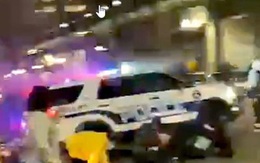 Cảnh sát Mỹ bất thần lao xe vào đám đông tụ tập giữa đường