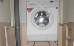 Chuyện xưa nay hiếm: Gia chủ đặt máy giặt lửng lơ phía trên bồn cầu, tận dụng tối đa khoảng trống thật song ai cũng lo 1 điều