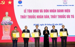 5 chuyên gia y khoa hàng đầu thuộc Đại học Y Hà Nội nhận danh hiệu "Thầy thuốc Nhân dân"