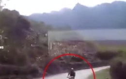 Thanh niên chạy xe máy tốc độ cao đâm trực diện ô tô tải trên đường đèo, khoảnh khắc vụ tai nạn khiến ai nấy rụng rời