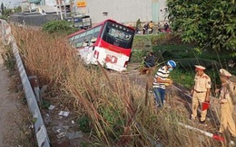 Ôtô khách lao xuống kênh ở Tiền Giang