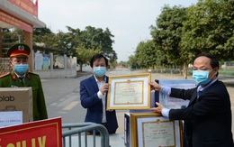 6 cán bộ, giáo viên Trường Tiểu học Xuân Phương nhận giấy khen trong phòng chống dịch COVID-19